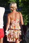 Moda uliczna w Saligorsku. 06/2013 (ubrania i obraz: torebka czarna, blond (kolor włosów), sukienka różowa kwiecista)