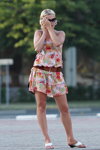 Moda uliczna w Saligorsku. 06/2013 (ubrania i obraz: sukienka różowa kwiecista, rzemień brązowy, sandały białe, blond (kolor włosów), okulary przeciwsłoneczne)
