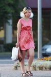 Moda uliczna w Saligorsku. 06/2013 (ubrania i obraz: sukienka różowa, sandały czarne, kopertówka brązowa)