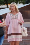 Moda uliczna w Saligorsku. 06/2013 (ubrania i obraz: torebka biała, sandały czarne, blond (kolor włosów), sukienka różowa)