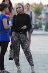Moda en la calle en Saligorsk. 06/2013 (looks: blusa negra, pantalón con estampado de leopardo)