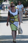 Летняя уличная мода в столице белорусских шахтёров (наряды и образы: разноцветное платье)
