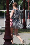Moda en la calle en Saligorsk. 06/2013 (looks: vestido de rayas de color blanco y negro)