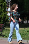 Moda uliczna w Saligorsku. 06/2013 (ubrania i obraz: jeansy błękitne rozkloszowane, bluzka brązowa kwiecista, sandały na koturnie)