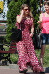 Straßenmode in Saligorsk. 06/2013 (Looks: Sommerkleid mit Blumendruck, schwarze Handtasche)