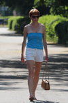 Moda uliczna w Saligorsku. 06/2013 (ubrania i obraz: top błękitny, szorty białe)