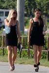 Moda uliczna w Saligorsku. 06/2013 (ubrania i obraz: sukienka mini czarna obcisła, blond (kolor włosów), sukienka mini czarna, sandały czarne)