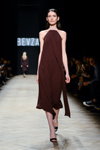 Pokaz BEVZA — Aurora Fashion Week Russia AW14/15 (ubrania i obraz: suknia koktajlowa bordowa, sandały czarne)