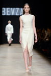Pokaz BEVZA — Aurora Fashion Week Russia AW14/15 (ubrania i obraz: sukienka z rozcięciem biała, sandały białe)
