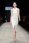 Desfile de BEVZA — Aurora Fashion Week Russia AW14/15 (looks: vestido con abertura blanco, sandalias de tacón blancas)