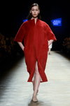 Modenschau von Esme Vie — Aurora Fashion Week Russia AW14/15 (Looks: roter Mantel, Beige Pumps)