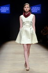 Modenschau von Esme Vie — Aurora Fashion Week Russia AW14/15 (Looks: weißes Kleid, hautfarbene Pumps)