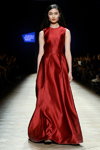 Modenschau von Esme Vie — Aurora Fashion Week Russia AW14/15 (Looks: Burgunder farbenes Abendkleid)