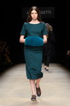 Modenschau von Jana Segetti — Aurora Fashion Week Russia AW14/15 (Looks: aquamarines Kleid, himmelblauer Muff, braune Pumps)