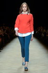 Modenschau von Jana Segetti — Aurora Fashion Week Russia AW14/15 (Looks: roter Pullover, blaue Hose, weiße Bluse)