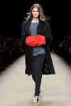 Desfile de Jana Segetti — Aurora Fashion Week Russia AW14/15 (looks: abrigo negro, manguito rojo, jersey gris, pantalón negro, zapatos de tacón de color blanco y negro)