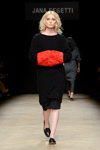 Desfile de Jana Segetti — Aurora Fashion Week Russia AW14/15 (looks: vestido negro, manguito rojo, zapatos de tacón negros, )