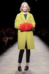 Modenschau von Jana Segetti — Aurora Fashion Week Russia AW14/15 (Looks: gelber Mantel, schwarze Hose, roter Muff, )