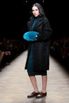 Modenschau von Jana Segetti — Aurora Fashion Week Russia AW14/15 (Looks: schwarzer Mantel, aquamarines Kleid, braune Pumps)