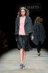 Modenschau von Jana Segetti — Aurora Fashion Week Russia AW14/15 (Looks: schwarzer Rock, grauer Blazer, rosanes Top)
