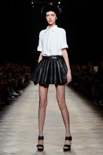 Pokaz Ksenia Schnaider — Aurora Fashion Week Russia AW14/15 (ubrania i obraz: czapka futrzana czarna, bluzka biała, sandały czarne, skórzana spódnica mini czarna)