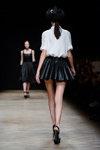 Показ Ksenia Schnaider — Aurora Fashion Week Russia AW14/15 (наряды и образы: белая блуза, чёрная юбка мини, чёрные босоножки, чёрная шапка)