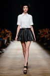 Pokaz Ksenia Schnaider — Aurora Fashion Week Russia AW14/15 (ubrania i obraz: czapka futrzana czarna, bluzka biała, sandały czarne, skórzana spódnica mini czarna)
