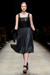 Pokaz Ksenia Schnaider — Aurora Fashion Week Russia AW14/15 (ubrania i obraz: sukienka czarna, rękawiczki czarne, sandały czarne)
