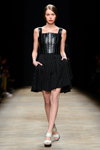 Pokaz Ksenia Schnaider — Aurora Fashion Week Russia AW14/15 (ubrania i obraz: sukienka czarna, sandały białe)