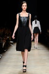 Modenschau von Ksenia Schnaider — Aurora Fashion Week Russia AW14/15 (Looks: schwarzes Kleid, schwarze Sandaletten)