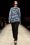 Pokaz Ksenia Schnaider — Aurora Fashion Week Russia AW14/15 (ubrania i obraz: pulower szary kamuflażowy, sandały czarne, spodnie czarne)