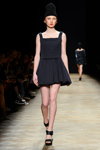Pokaz Ksenia Schnaider — Aurora Fashion Week Russia AW14/15 (ubrania i obraz: sandały czarne, sukienka czarna, dzianinowa czapka czarna)