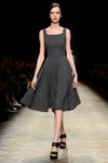 Modenschau von Ksenia Schnaider — Aurora Fashion Week Russia AW14/15 (Looks: graues Kleid, schwarze Sandaletten)