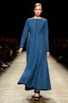 Desfile de Ksenia Schnaider — Aurora Fashion Week Russia AW14/15 (looks: vestido azul, sandalias de tacón negras)