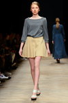 Pokaz Ksenia Schnaider — Aurora Fashion Week Russia AW14/15 (ubrania i obraz: pulower szary, spódnica mini piaskowa, sandały białe)