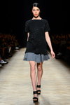 Pokaz Ksenia Schnaider — Aurora Fashion Week Russia AW14/15 (ubrania i obraz: top czarny, spódnica mini szara, sandały czarne)