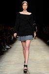 Pokaz Ksenia Schnaider — Aurora Fashion Week Russia AW14/15 (ubrania i obraz: pulower czarny, spódnica mini szara, sandały czarne)