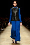 Desfile de Ksenia Schnaider — Aurora Fashion Week Russia AW14/15 (looks: mono azul, sandalias de tacón negras)