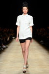 Паказ Ksenia Schnaider — Aurora Fashion Week Russia AW14/15 (нарады і вобразы: белая блуза, чорныя шорты, белыя басаножкі)