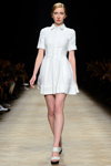 Desfile de Ksenia Schnaider — Aurora Fashion Week Russia AW14/15 (looks: vestido blanco corto, sandalias de tacón blancas)
