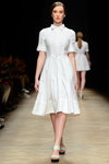 Modenschau von Ksenia Schnaider — Aurora Fashion Week Russia AW14/15 (Looks: weißes Kleid, weiße Sandaletten)