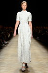 Desfile de Ksenia Schnaider — Aurora Fashion Week Russia AW14/15 (looks: maxi vestido de camuflaje blanco, sandalias de tacón blancas)