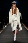 Desfile de Liza Odinokikh — Aurora Fashion Week Russia AW14/15 (looks: abrigo blanco, calcetines blancos, )