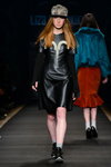 Показ Liza Odinokikh — Aurora Fashion Week Russia AW14/15 (наряды и образы: серые носки, рыжий цвет волос, чёрное кожаное платье, чёрные кроссовки)