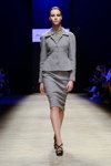 Pokaz Milla Berillo — Aurora Fashion Week Russia AW14/15 (ubrania i obraz: garnitur damski (żakiet, spódnica) szary, bluzka szara, półbuty czarne)