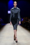 Pokaz Milla Berillo — Aurora Fashion Week Russia AW14/15 (ubrania i obraz: garnitur damski (żakiet, spódnica) szary, bluzka szara, półbuty czarne)