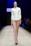 Показ Milla Berillo — Aurora Fashion Week Russia AW14/15 (наряди й образи: біла блуза, чорні туфлі)