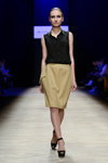 Pokaz Milla Berillo — Aurora Fashion Week Russia AW14/15 (ubrania i obraz: bluzka bez rękawów czarna, spódnica piaskowa, półbuty czarne)