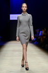 Modenschau von Milla Berillo — Aurora Fashion Week Russia AW14/15 (Looks: graues Kleid, hautfarbene transparente Strumpfhose, schwarze Pumps)