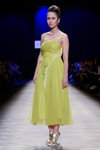 Pokaz Milla Berillo — Aurora Fashion Week Russia AW14/15 (ubrania i obraz: sukienka żółta, sandały srebrne)